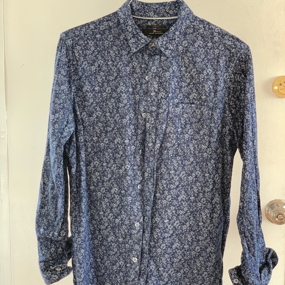 Beautiful Casual Button Down Shirt - Picture 1 of 3